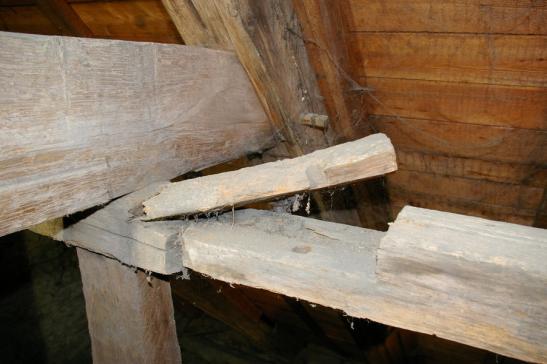 21 St. Urbanus Südseite, Achse 8, Oberrähm Ständerwand, Blatt nach oben verbogen durch Absenkung der Holzkonstruktion, Schwelle abgesprengt