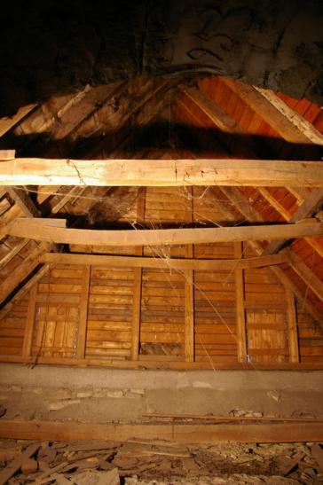 30 St. Urbanus, Blick nach Osten in den Dachstuhl über dem Chorquadrat, durch Druck verformte Kehlbalken