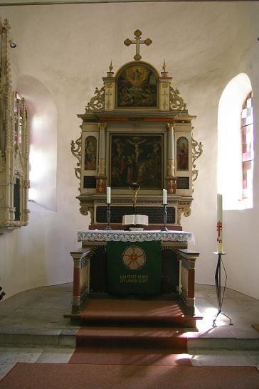 Altar: steinerne romanische Mensa , barocker Altaraufsatz, Antependium und Podest  von 1633