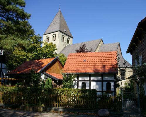 St. Urbanus mit dem Ensemble aus Pfarrspeicher und Küsterhaus
