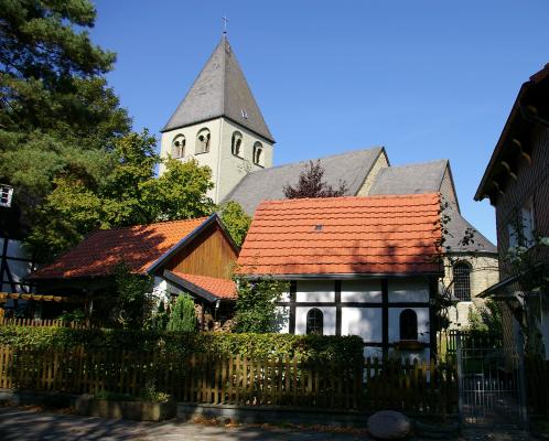  St. Urbanus mit dem Ensemble aus Pfarrspeicher und Küsterhaus