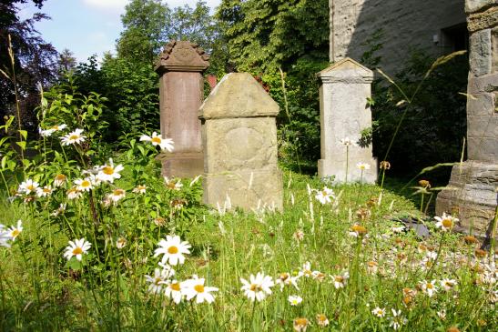 Alter Kirchhof mit Grabsteinen