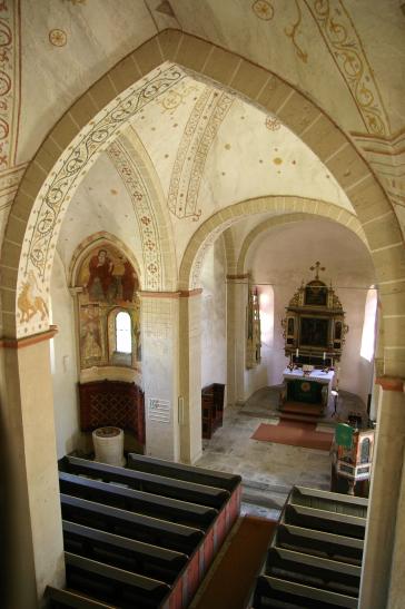 Blick von der Orgelempore zu Chor und Taufkapelle