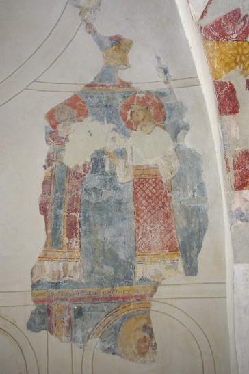 Sakristei, Heiligendarstellung, in Resten erhaltenes Schriftband mit Verweis auf Reliquien, spätes 12. Jahrhundert. Von besonderem Wert als einziges erhaltenes Beispiel von figürlicher Monumentalmalerei im Soester Raum vor 1200.