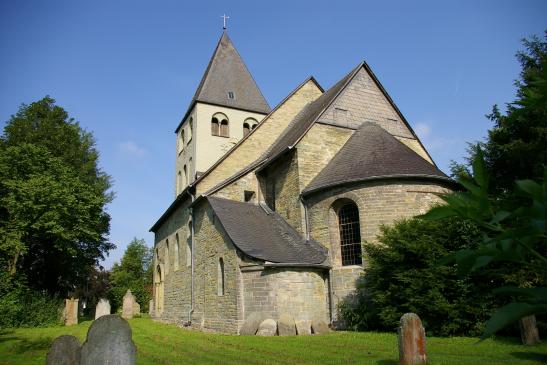 St. Urbanus mit ehemaligem Friedhof, Süd-Ost-Ansicht