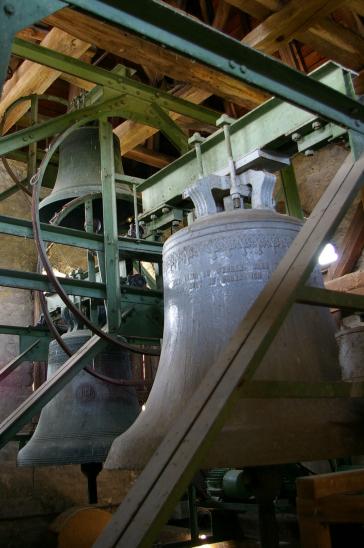 Glockenstuhl mit den Glocken von 1492, 1557 und 1930