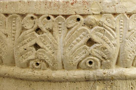 Taufstein, Detail des Palmettenfrieses mit dem Motiv des Lebensbrunnens